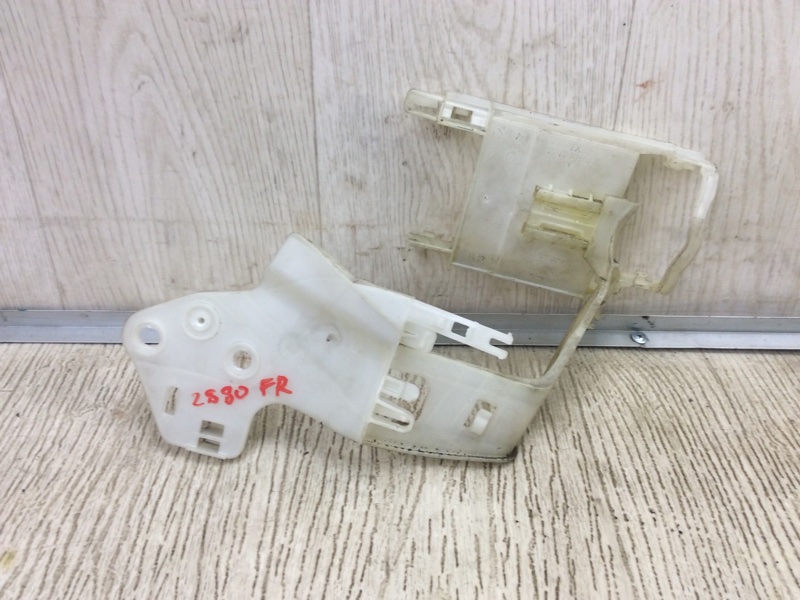 Кронштейн замка двери передний правый CAYENNE 10-18 2011 4.8L