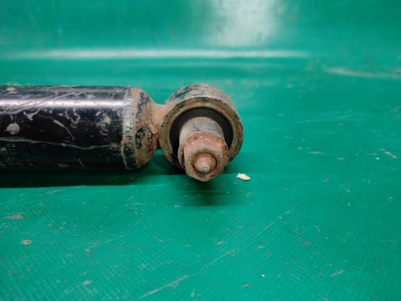 Амортизатор задний левый COROLLA 150 06-13 Амортизатор задний левый COROLLA 150 06-13