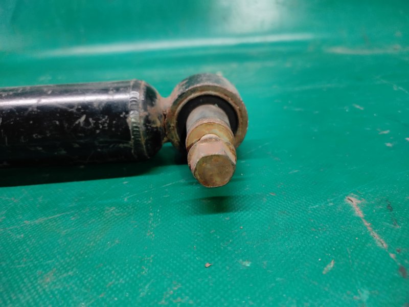 Амортизатор задний левый COROLLA 150 06-13 Амортизатор задний левый COROLLA 150 06-13