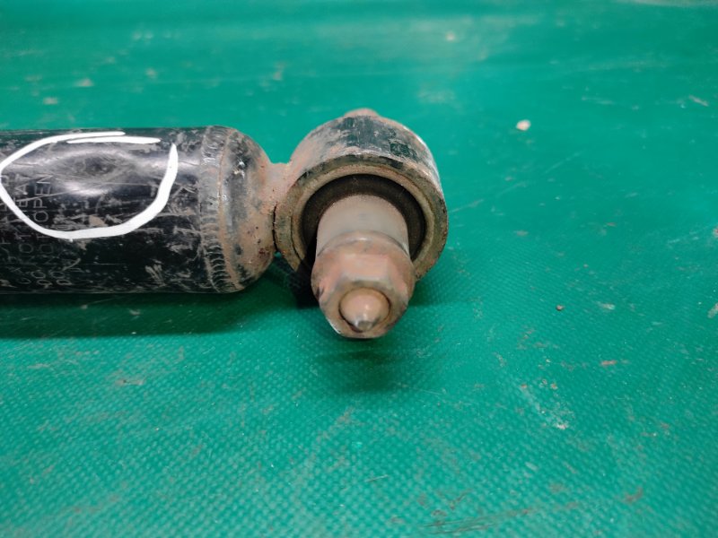 Амортизатор задний правый COROLLA 150 06-13 Амортизатор задний правый COROLLA 150 06-13