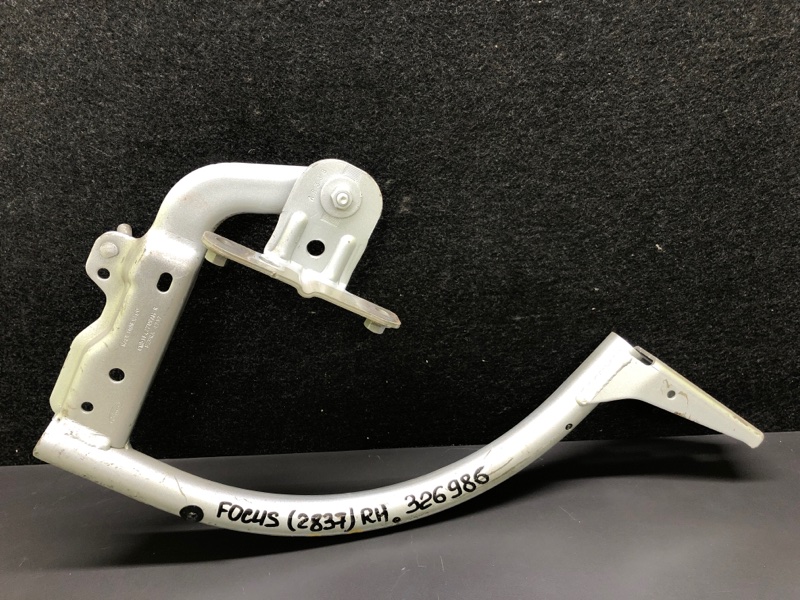Петля крышки багажника правая FORD FOCUS 10-18 2018 2.0 C20HDEX CM5Z-5442700-B Б/У