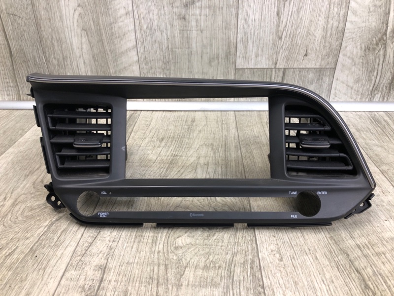 Накладка торпедо центр. HYUNDAI ELANTRA AD 16- 2019 2.0 G4NH 84704-F3AT0-TRY Б/У