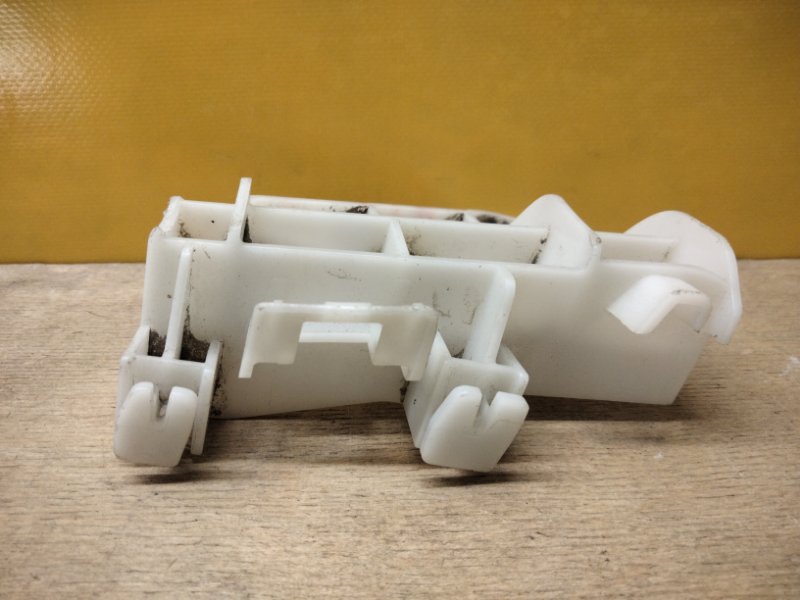 Кронштейн заднего бампера правый COROLLA E170 13-19