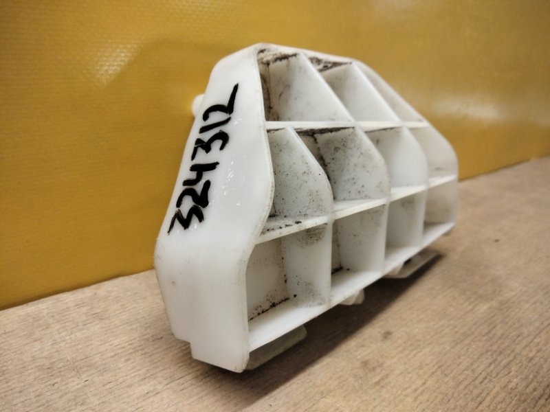 Кронштейн заднего бампера правый COROLLA 150 06-13 Кронштейн заднего бампера правый COROLLA 150 06-13