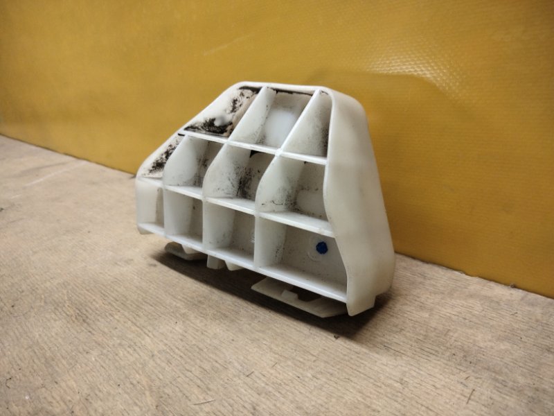 Кронштейн заднего бампера правый TOYOTA COROLLA 150 06-13 Кронштейн заднего бампера правый TOYOTA COROLLA 150 06-13