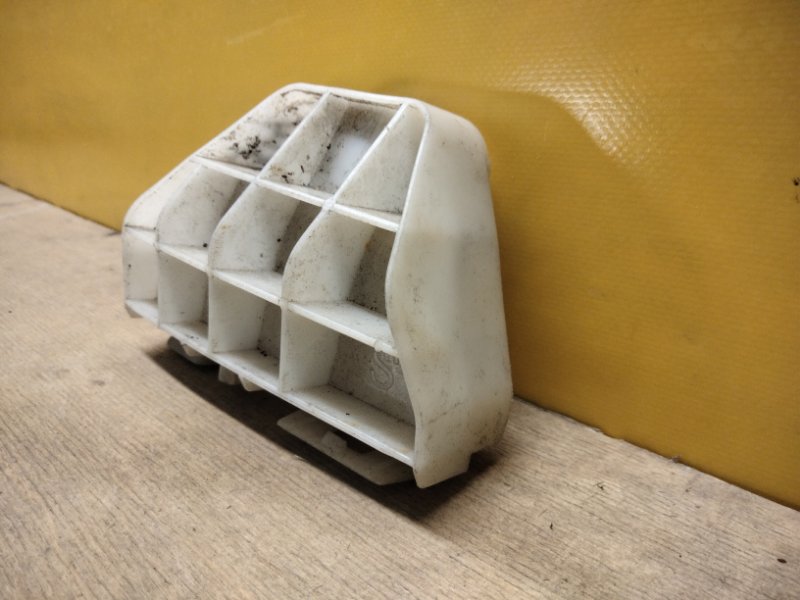 Кронштейн заднего бампера правый TOYOTA COROLLA 150 06-13 Кронштейн заднего бампера правый TOYOTA COROLLA 150 06-13