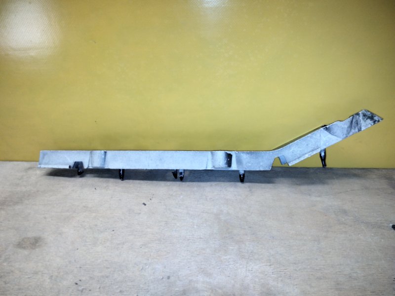 Кронштейн переднего бампера правый C-MAX 02-10