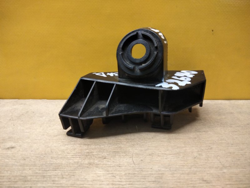 Кронштейн заднего бампера левый AURIS 13-18