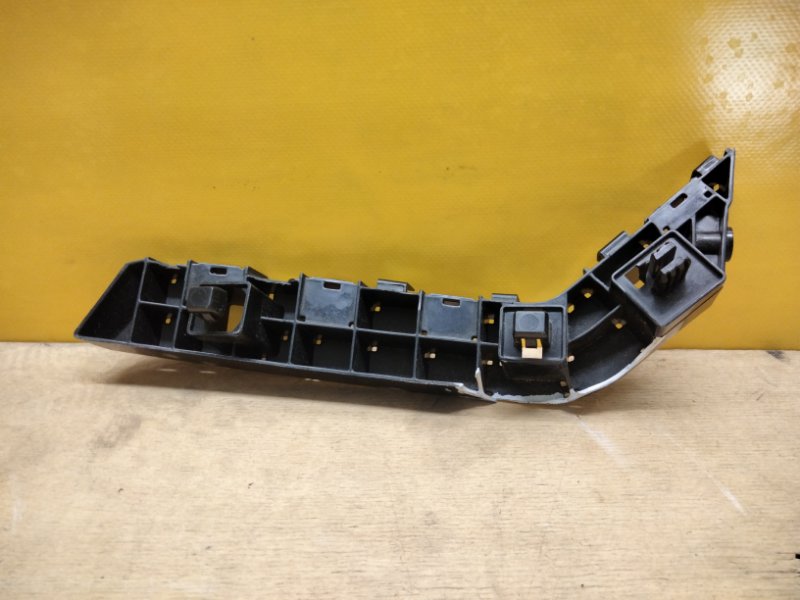 Кронштейн переднего бампера правый CIVIC FC/FK 15-