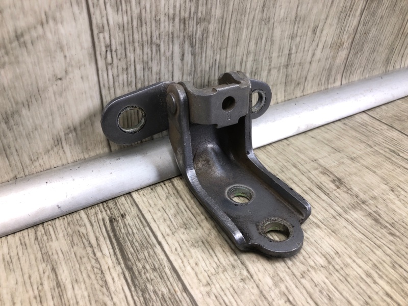 Запчасть петля двери нижняя задняя левая HYUNDAI SONATA LF 2014- 2015 2.0 G4NG 79320-2E000 Б/У Петля двери нижняя задняя левая HYUNDAI SONATA LF 2014- 2015 2.0 G4NG 79320-2E000 Б/У