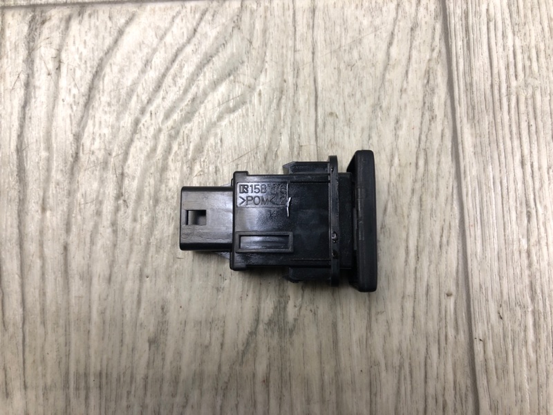 Кнопка открывания багажника внутренняя RAV4 13-19 2016 2.5 2ARFE