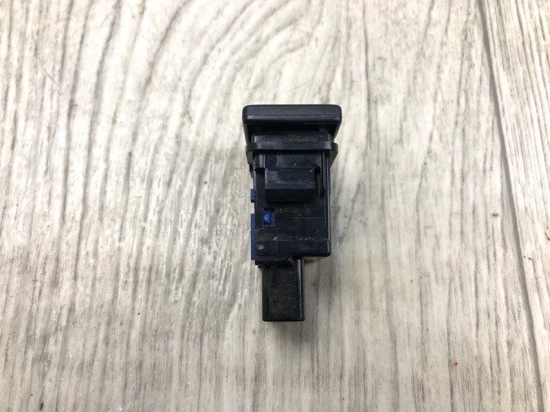 Кнопка открывания багажника внутренняя RAV4 13-19 2016 2.5 2ARFE