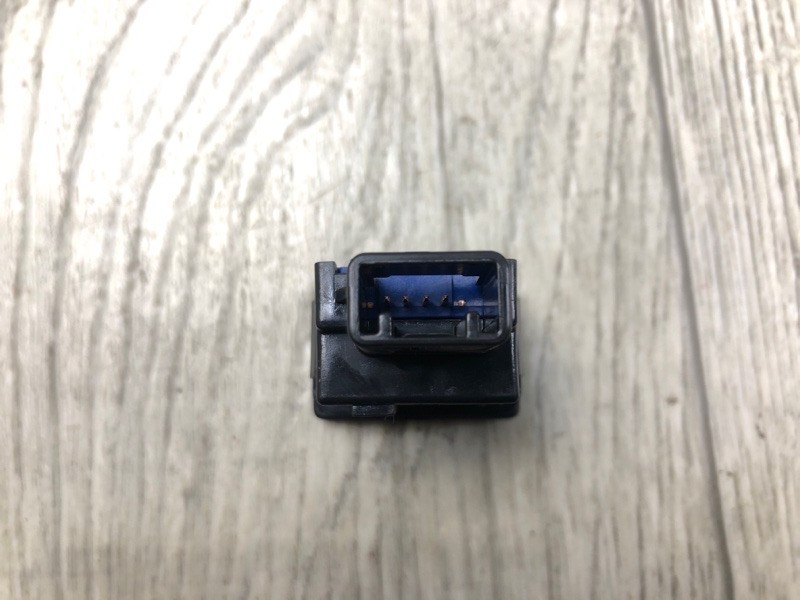 Кнопка открывания багажника внутренняя RAV4 13-19 2016 2.5 2ARFE