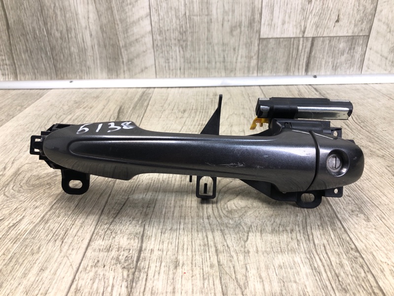 Запчасть ручка двери наружная передняя левая TOYOTA RAV4 13-19 2016 2.5 2ARFE 69211-42040-B1 Б/У Ручка двери наружная передняя левая TOYOTA RAV4 13-19 2016 2.5 2ARFE 69211-42040-B1 Б/У