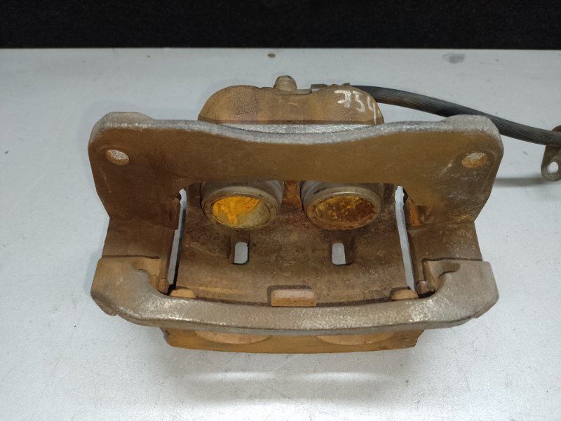 Суппорт тормозной передний правый ES300 ES330 01-06 2005 XV30 3.3 3MZFE