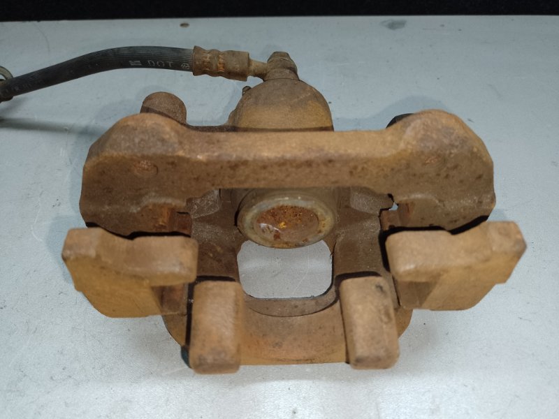 Суппорт тормозной задний правый ES300 ES330 01-06 2005 XV30 3.3 3MZFE