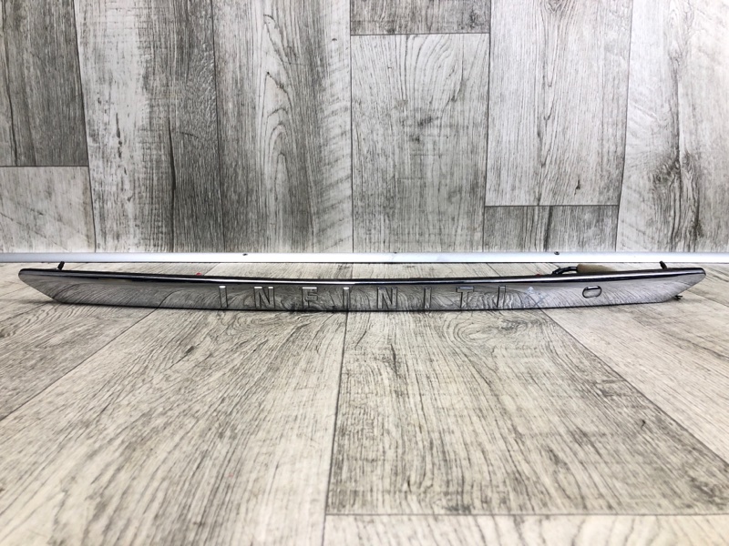 Накладка крышки багажника INFINITI FX/QX70 S51 08-17 2008 5.0 VK50VE 90810-1CJ0A Б/У