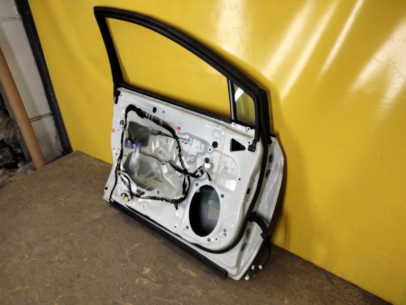 Дверь передняя левая AVENSIS 08-18