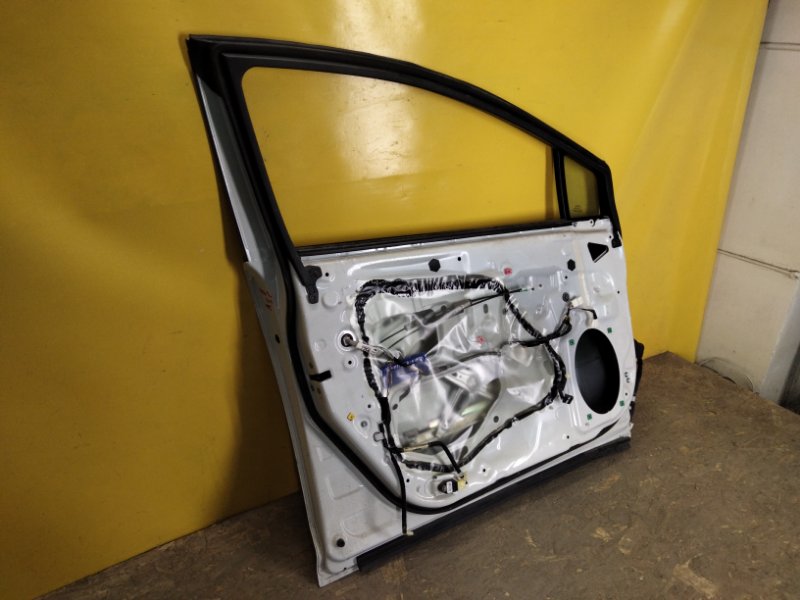 Дверь передняя левая AVENSIS 08-18