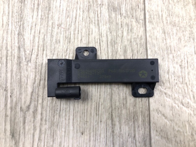 Запчасть антенна задняя левая JEEP CHEROKEE 14- 2016 2.4 ED8 56046 957AA Б/У Антенна задняя левая JEEP CHEROKEE 14- 2016 2.4 ED8 56046 957AA Б/У