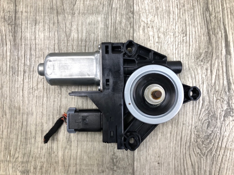 Моторчик стеклоподъемника передний левый CHEROKEE 14- 2016 2.4 ED8 Моторчик стеклоподъемника передний левый CHEROKEE 14- 2016 2.4 ED8