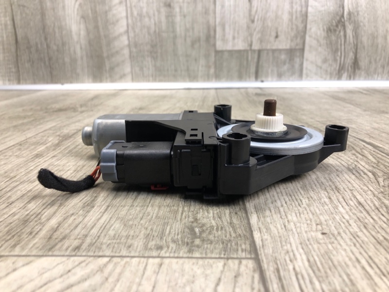 Моторчик стеклоподъемника передний левый JEEP CHEROKEE 14- 2.4 ED8 Моторчик стеклоподъемника передний левый JEEP CHEROKEE 14- 2.4 ED8