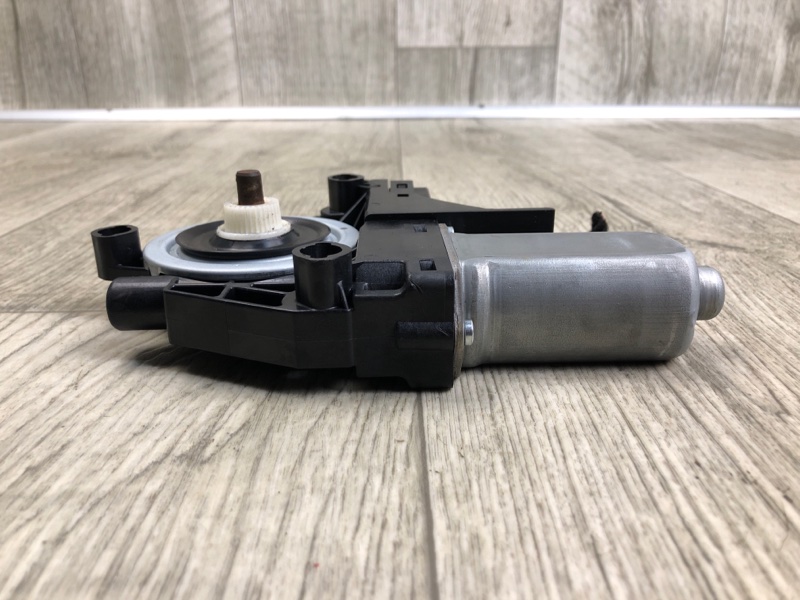 Моторчик стеклоподъемника передний левый CHEROKEE 14- 2016 2.4 ED8 Моторчик стеклоподъемника передний левый CHEROKEE 14- 2016 2.4 ED8