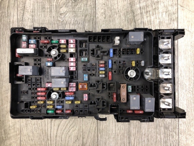 Запчасть блок предохранителей моторный отсек JEEP CHEROKEE 14- 2016 2.4 ED8 68264 525AB Б/У Блок предохранителей моторный отсек JEEP CHEROKEE 14- 2016 2.4 ED8 68264 525AB Б/У