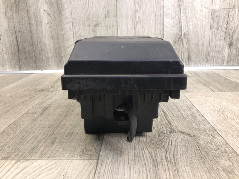 Блок предохранителей моторный отсек CHEROKEE 14- 2016 2.4 ED8 Блок предохранителей моторный отсек CHEROKEE 14- 2016 2.4 ED8