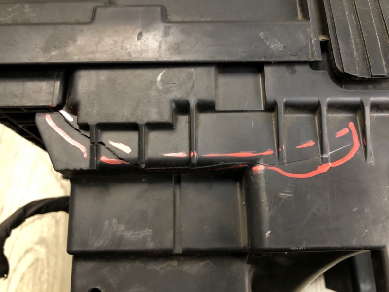 Блок предохранителей моторный отсек CHEROKEE 14- 2016 2.4 ED8 Блок предохранителей моторный отсек CHEROKEE 14- 2016 2.4 ED8