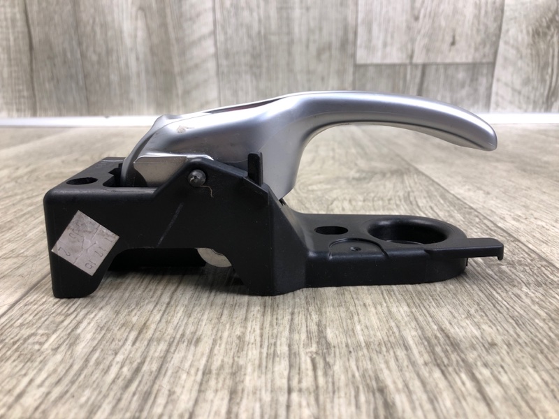 Ручка двери внутренняя задняя правая CHEROKEE 14- 2016 2.4 ED8 Ручка двери внутренняя задняя правая CHEROKEE 14- 2016 2.4 ED8