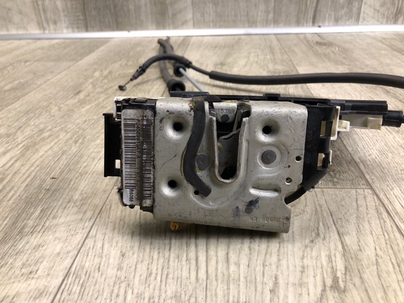 Замок двери передний левый JEEP CHEROKEE 14- 2.4 ED8 Замок двери передний левый JEEP CHEROKEE 14- 2.4 ED8