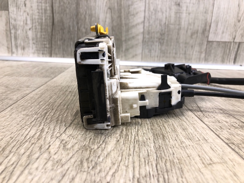 Замок двери передний левый CHEROKEE 14- 2016 2.4 ED8 Замок двери передний левый CHEROKEE 14- 2016 2.4 ED8