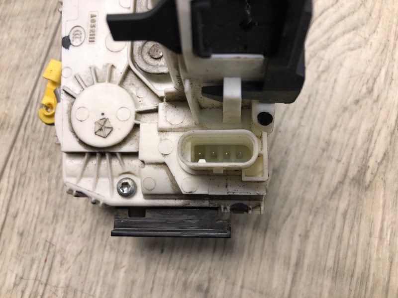 Замок двери передний левый CHEROKEE 14- 2016 2.4 ED8 Замок двери передний левый CHEROKEE 14- 2016 2.4 ED8