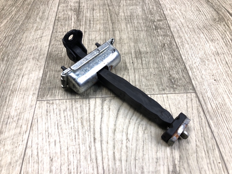 Запчасть ограничитель двери передний левый JEEP CHEROKEE 14- 2016 2.4 ED8 68103 030AB Б/У Ограничитель двери передний левый JEEP CHEROKEE 14- 2016 2.4 ED8 68103 030AB Б/У