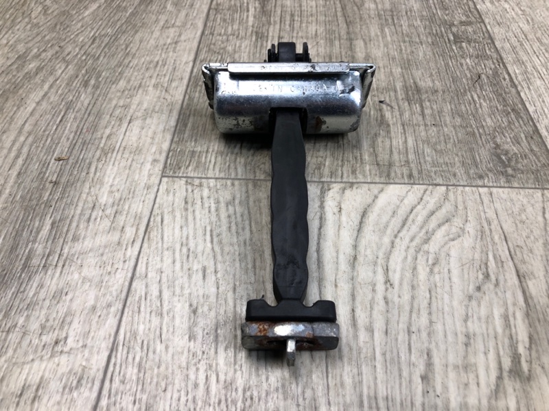 Ограничитель двери передний левый CHEROKEE 14- 2016 2.4 ED8 Ограничитель двери передний левый CHEROKEE 14- 2016 2.4 ED8