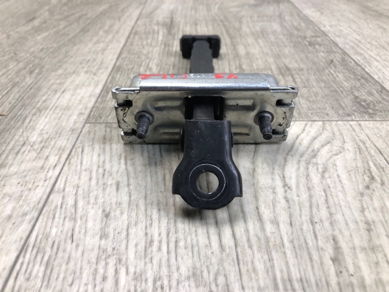 Ограничитель двери передний левый CHEROKEE 14- 2016 2.4 ED8 Ограничитель двери передний левый CHEROKEE 14- 2016 2.4 ED8