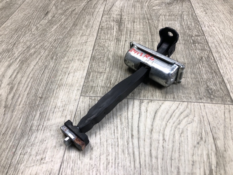 Запчасть ограничитель двери задний левый JEEP CHEROKEE 14- 2016 2.4 ED8 68103 032AB Б/У Ограничитель двери задний левый JEEP CHEROKEE 14- 2016 2.4 ED8 68103 032AB Б/У