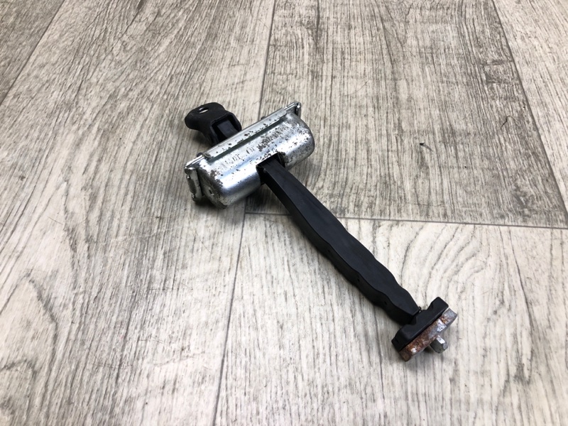 Ограничитель двери задний левый CHEROKEE 14- 2016 2.4 ED8 Ограничитель двери задний левый CHEROKEE 14- 2016 2.4 ED8