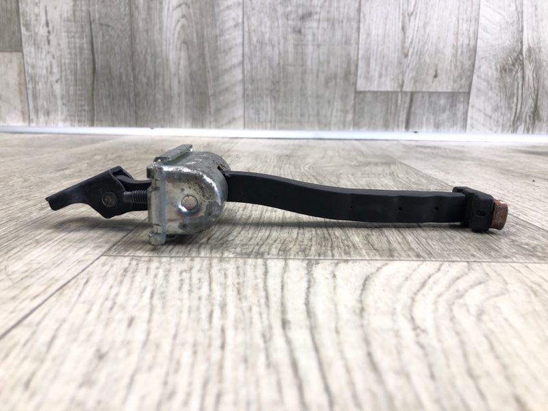 Ограничитель двери задний левый JEEP CHEROKEE 14- 2.4 ED8 Ограничитель двери задний левый JEEP CHEROKEE 14- 2.4 ED8