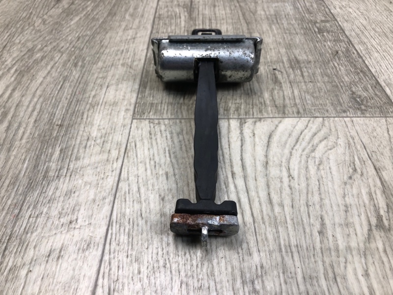 Ограничитель двери задний левый CHEROKEE 14- 2016 2.4 ED8 Ограничитель двери задний левый CHEROKEE 14- 2016 2.4 ED8