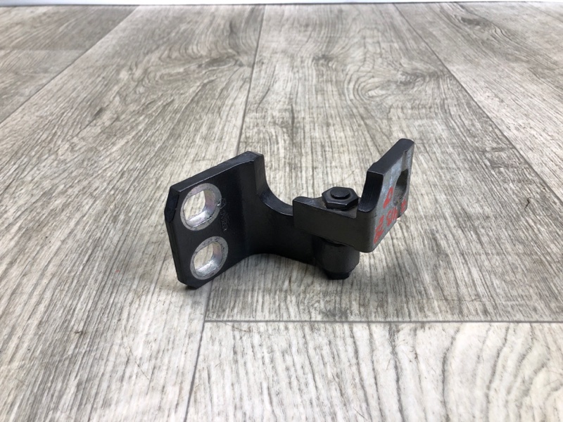 Запчасть петля двери верхняя задняя левая JEEP CHEROKEE 14- 2016 2.4 ED8 68140 735AB Б/У Петля двери верхняя задняя левая JEEP CHEROKEE 14- 2016 2.4 ED8 68140 735AB Б/У