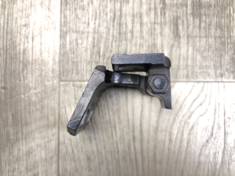 Петля двери верхняя задняя левая CHEROKEE 14- 2016 2.4 ED8 Петля двери верхняя задняя левая CHEROKEE 14- 2016 2.4 ED8