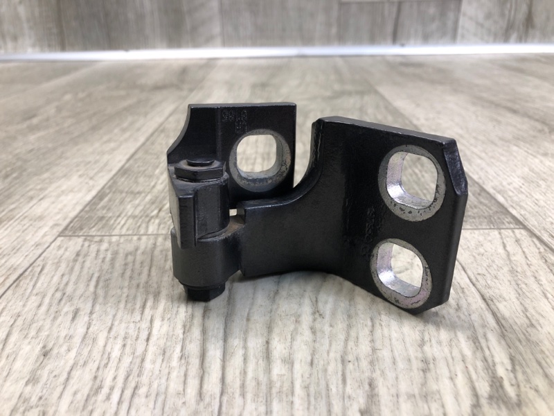 Запчасть петля двери верхняя задняя правая JEEP CHEROKEE 14- 2016 2.4 ED8 68140 734AB Б/У Петля двери верхняя задняя правая JEEP CHEROKEE 14- 2016 2.4 ED8 68140 734AB Б/У