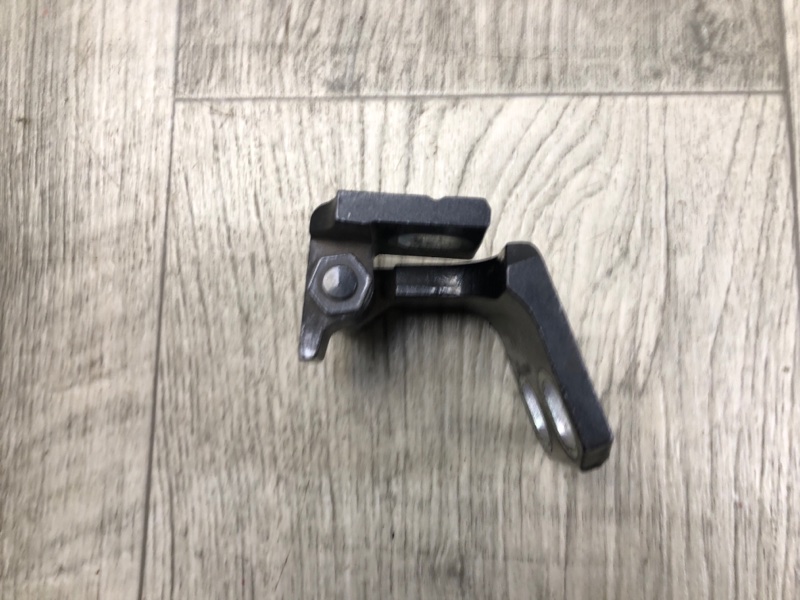 Петля двери верхняя задняя правая CHEROKEE 14- 2016 2.4 ED8 Петля двери верхняя задняя правая CHEROKEE 14- 2016 2.4 ED8