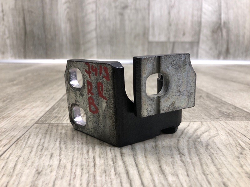 Петля двери верхняя задняя правая JEEP CHEROKEE 14- 2.4 ED8 Петля двери верхняя задняя правая JEEP CHEROKEE 14- 2.4 ED8