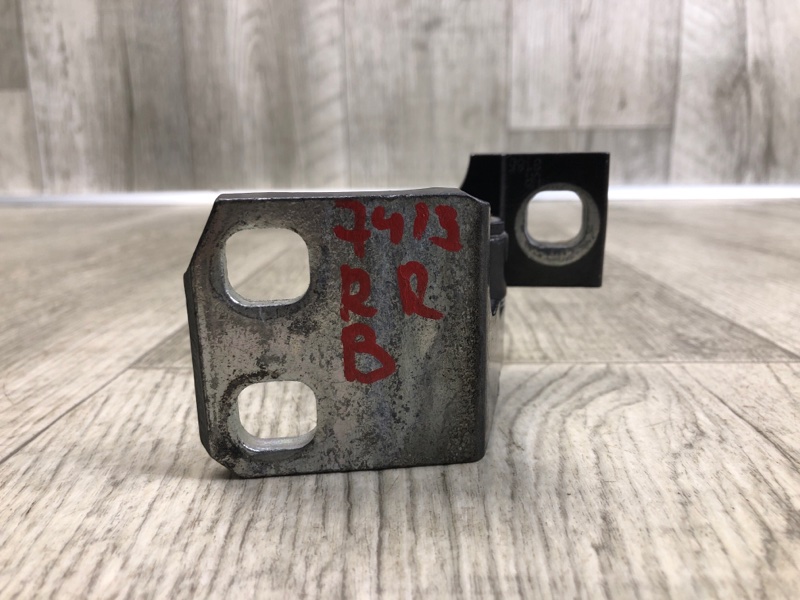 Петля двери верхняя задняя правая CHEROKEE 14- 2016 2.4 ED8 Петля двери верхняя задняя правая CHEROKEE 14- 2016 2.4 ED8