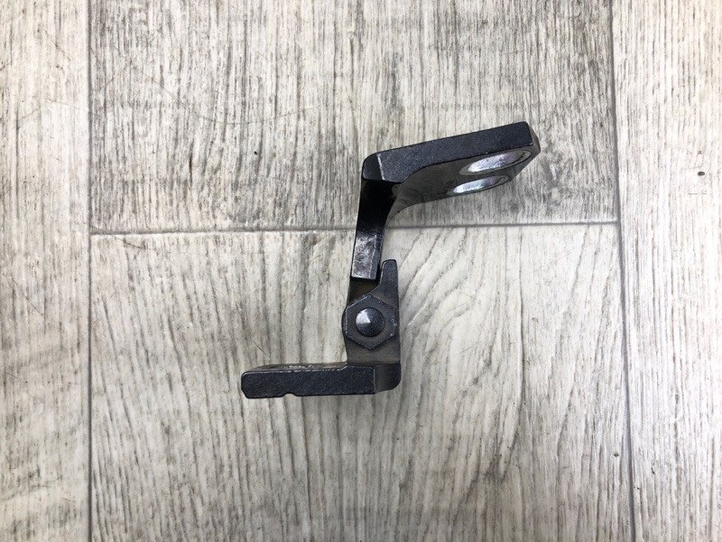 Петля двери верхняя задняя правая CHEROKEE 14- 2016 2.4 ED8 Петля двери верхняя задняя правая CHEROKEE 14- 2016 2.4 ED8