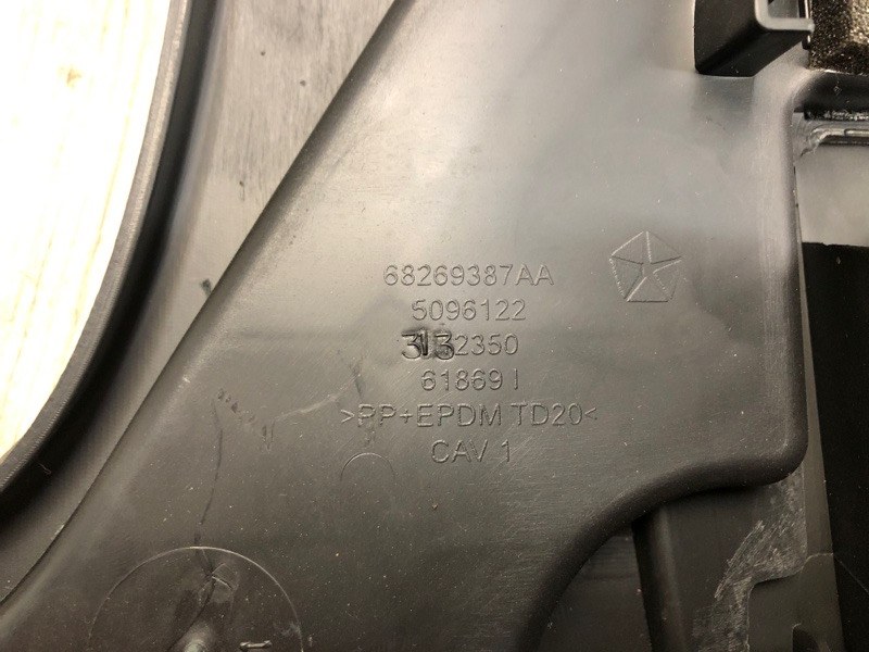 Накладка торпедо левая CHEROKEE 14- 2016 2.4 ED8 Накладка торпедо левая CHEROKEE 14- 2016 2.4 ED8