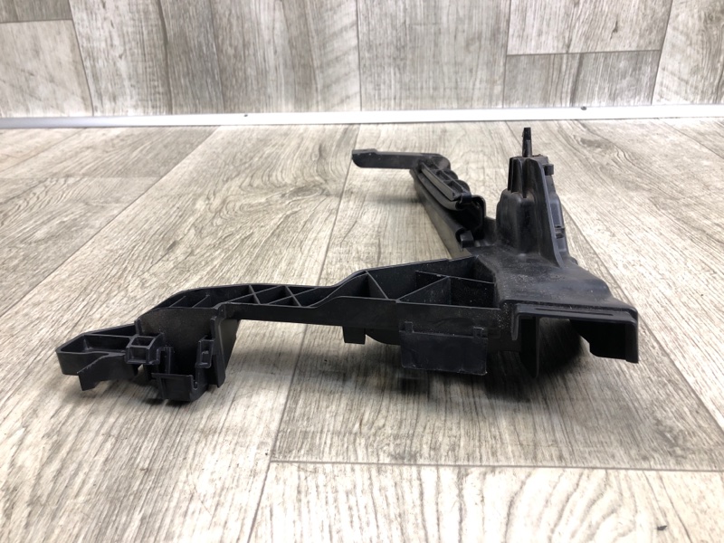 Направляющая стекла двери передняя левая JEEP CHEROKEE 14- 2.4 ED8